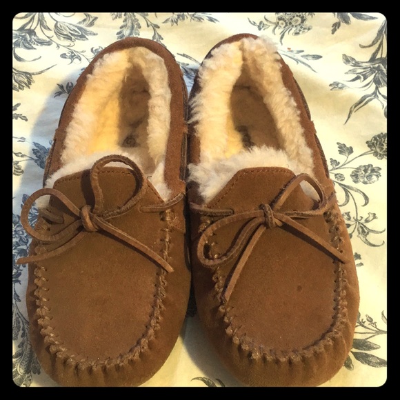 UGG KIDS DAKOTA MOCCASINS - Picture 1 of 6